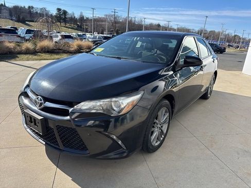 Used 2017 Toyota Camry SE w/ Moonroof Package image 3