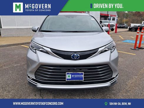 Used 2025 Toyota Sienna Platinum AWD/4WD image 9