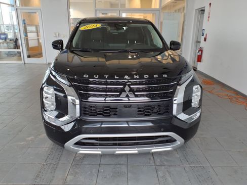Used 2024 Mitsubishi Outlander SE image 2