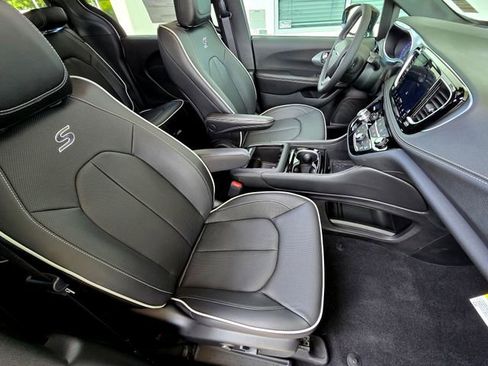 New 2026 Chrysler Pacifica Limited w/ S Appearance Package image 26