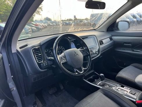 Used 2017 Mitsubishi Outlander SEL AWD/4WD image 2