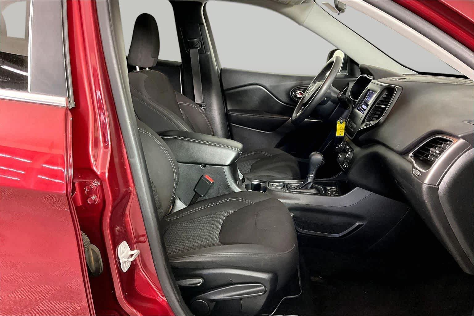 Used 2019 Jeep Cherokee Latitude w/ Popular Appearance Group FWD image 9