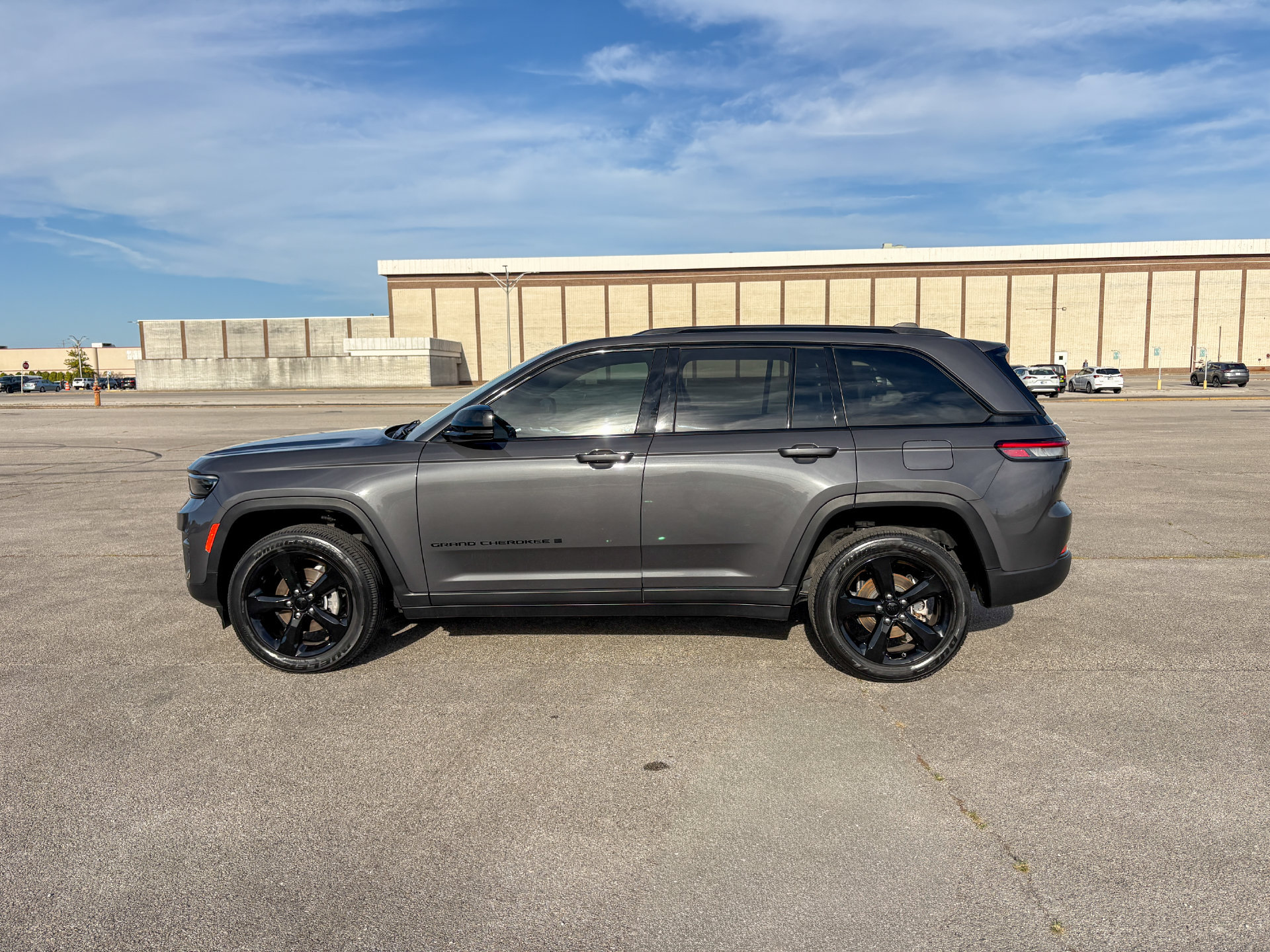 Used 2023 Jeep Grand Cherokee Altitude AWD/4WD image 5