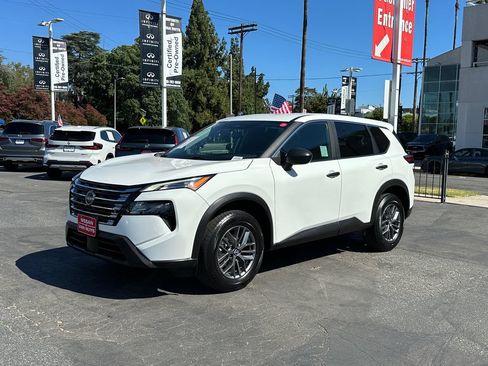 Used 2024 Nissan Rogue S FWD image 2