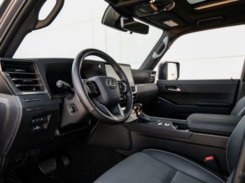 Used 2025 Lexus GX 550 w/ Accessory Package (Z1) image 32