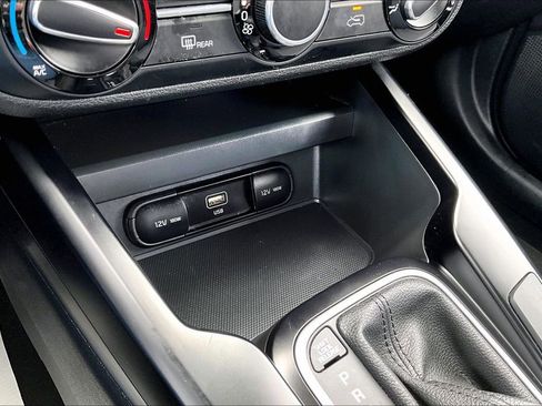 Used 2025 Kia Soul LX w/ LX Technology Package FWD image 32