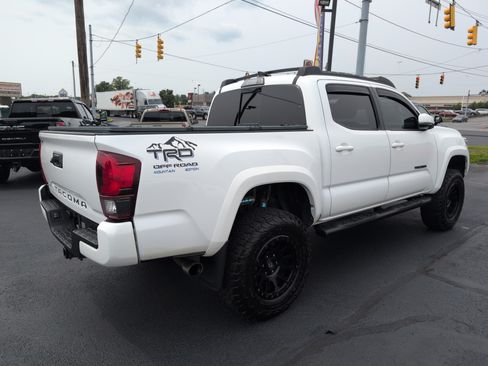 Used 2018 Toyota Tacoma TRD Sport AWD/4WD image 3