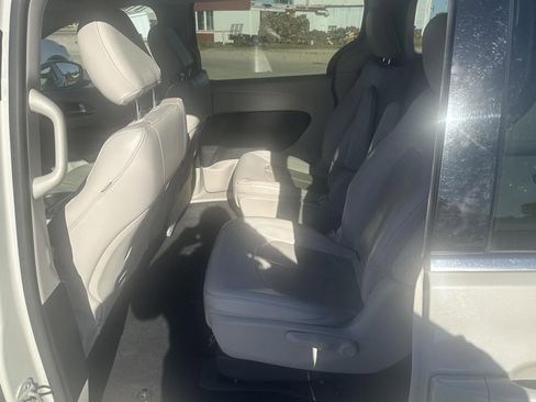 Used 2021 Chrysler Pacifica Touring-L image 35