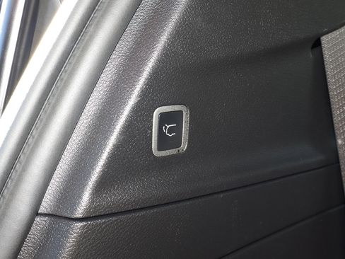 Used 2025 Chrysler Pacifica Limited image 22