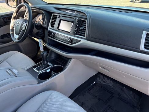 Used 2019 Toyota Highlander LE AWD/4WD image 30
