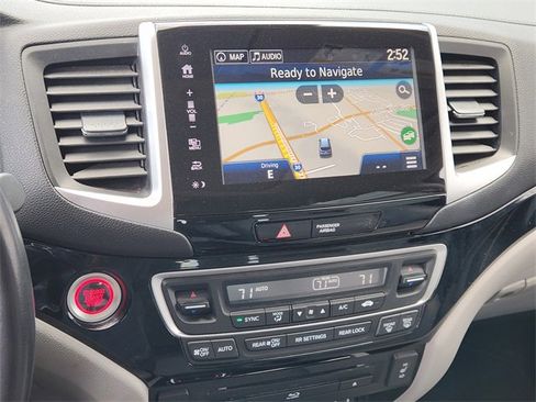 Certified 2018 Honda Pilot Touring image 17