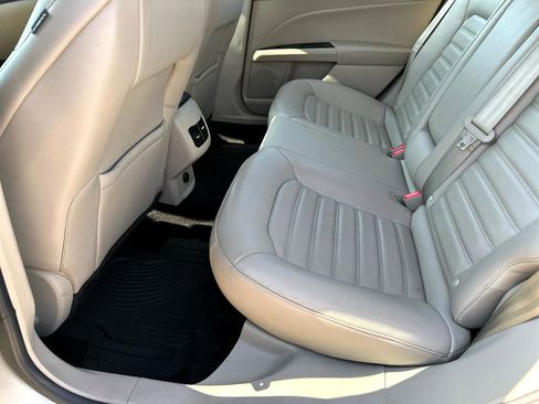 Used 2017 Ford Fusion SE w/ Fusion SE Technology Package image 11