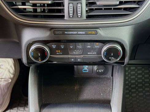 Used 2022 Ford Escape SE w/ SE Sport Appearance Package image 17