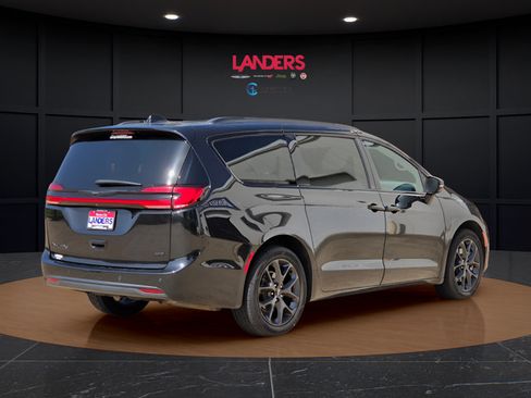 Used 2021 Chrysler Pacifica Touring w/ Cold Weather Group AWD/4WD image 4