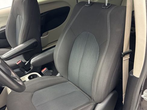 Used 2022 Chrysler Voyager LX FWD image 39