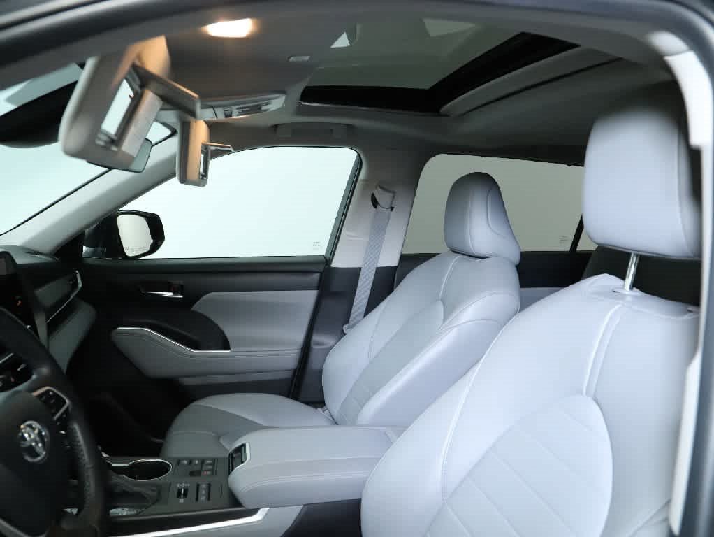 Used 2024 Toyota Highlander XLE AWD/4WD image 20