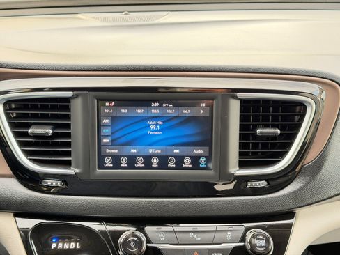 Used 2018 Chrysler Pacifica Touring-L image 50