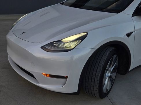 Used 2021 Tesla Model Y Long Range image 32