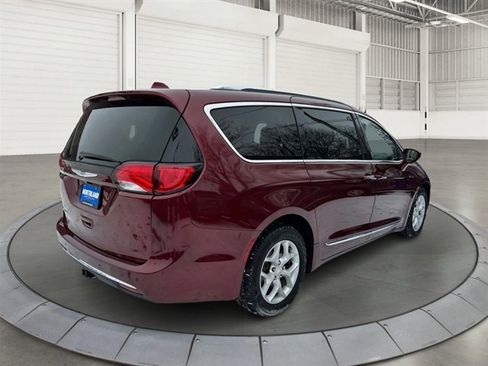 Used 2018 Chrysler Pacifica Touring-L Plus image 5