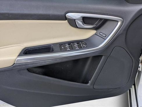 Used 2018 Volvo S60 T5 Inscription image 14