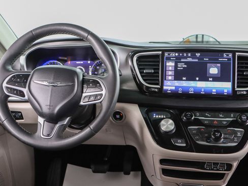 Used 2023 Chrysler Pacifica Touring-L image 17