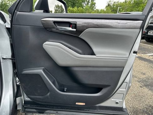 Used 2022 Toyota Highlander Limited AWD/4WD image 24