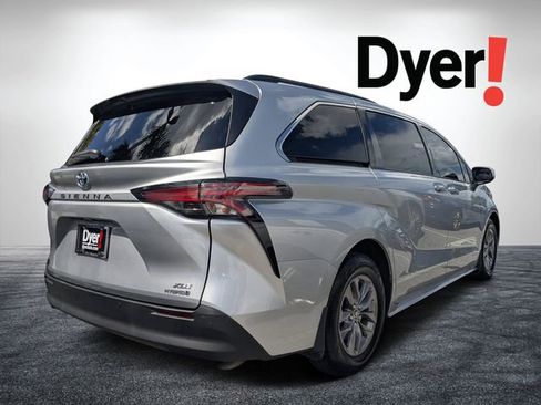 Used 2021 Toyota Sienna XLE w/ XLE Plus Package FWD image 2