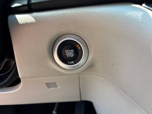 Used 2023 Chrysler Pacifica Touring-L FWD image 17