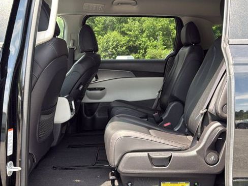 Used 2024 Kia Carnival LX FWD image 26
