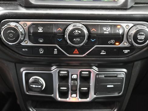 Used 2022 Jeep Wrangler Unlimited Sahara AWD/4WD image 28