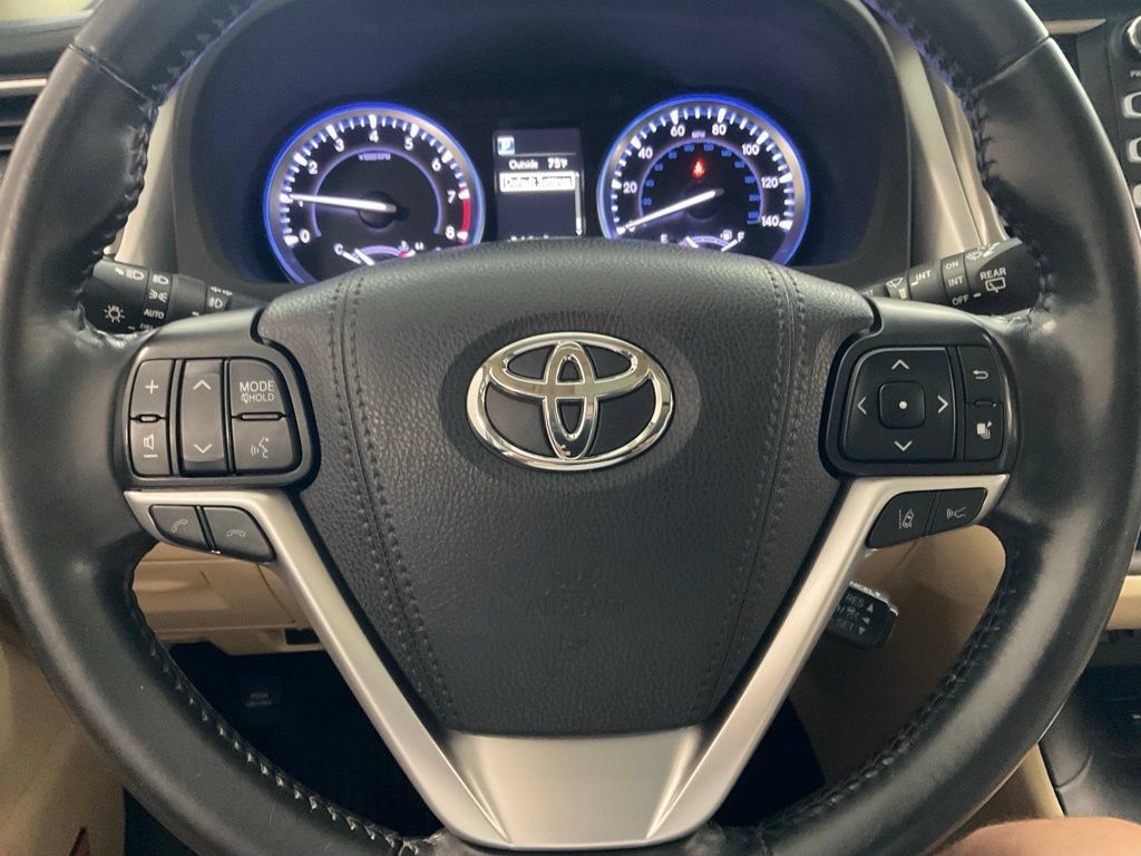 Used 2019 Toyota Highlander Limited AWD/4WD image 12
