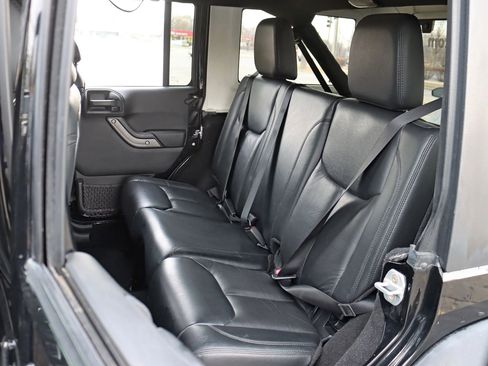 Used 2013 Jeep Wrangler Unlimited Sahara image 26