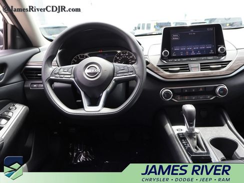 Used 2025 Nissan Altima 2.5 SV FWD image 18