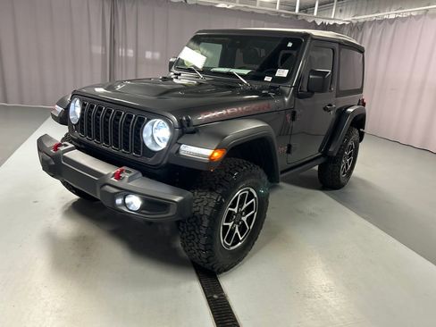 Used 2025 Jeep Wrangler Rubicon w/ Convenience Group AWD/4WD image 3