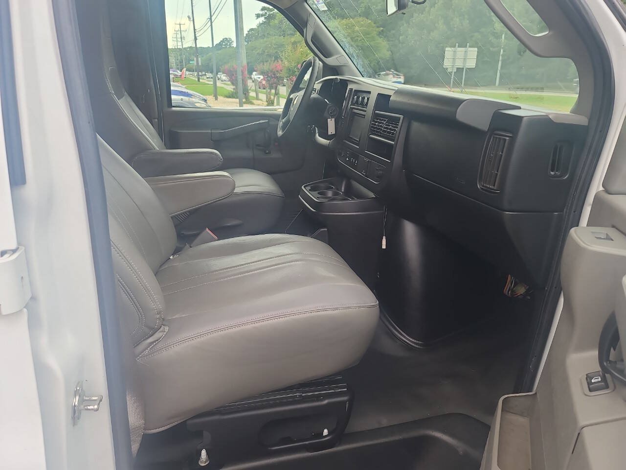 Used 2018 Chevrolet Express 2500 RWD image 31
