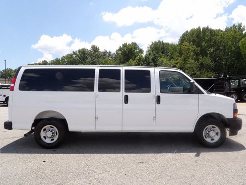 Used 2025 Chevrolet Express 3500 LS RWD image 9