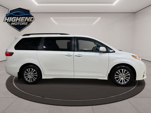 Used 2020 Toyota Sienna XLE Premium w/ Carpet Mat Package image 7