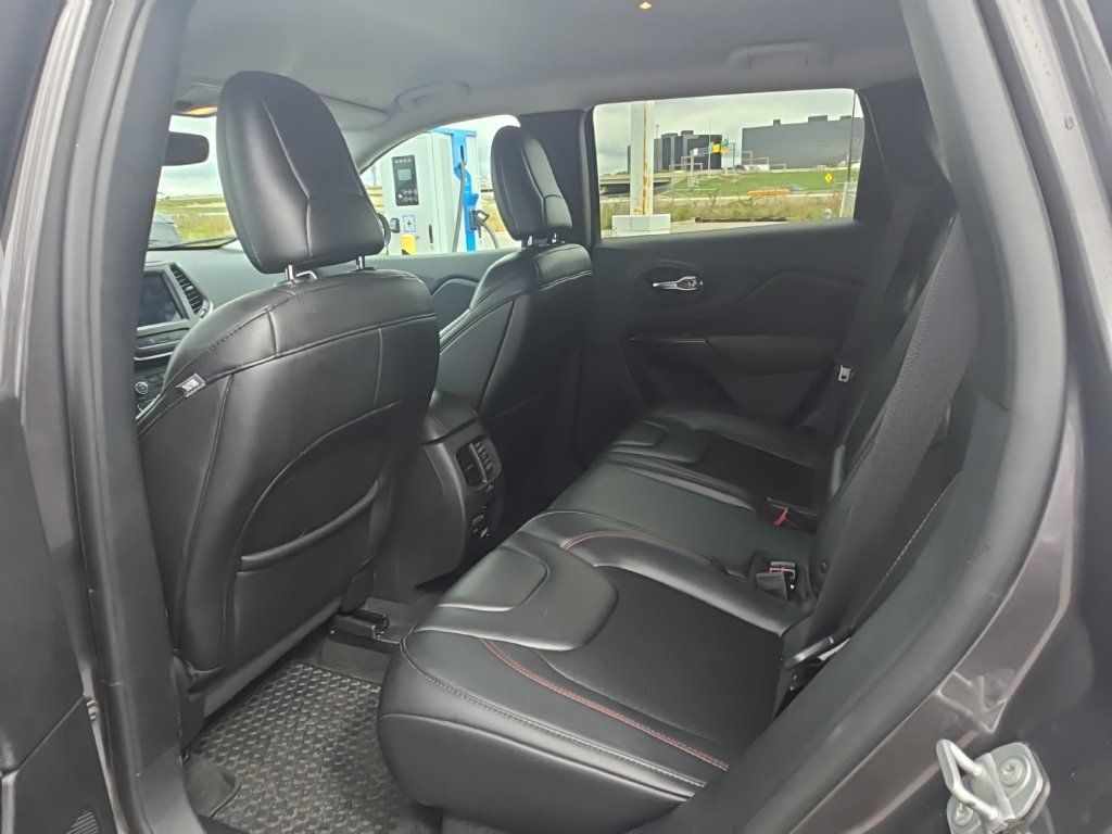 Used 2019 Jeep Cherokee Trailhawk w/ Cold Weather Group AWD/4WD image 12