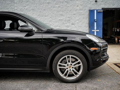 Used 2023 Porsche Cayenne Base w/ Premium Package image 17