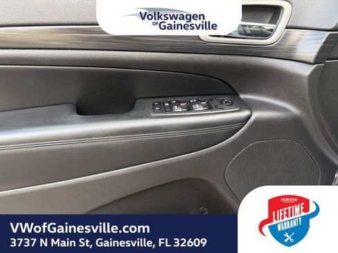 Used 2020 Jeep Grand Cherokee Laredo w/ Laredo X Package image 16