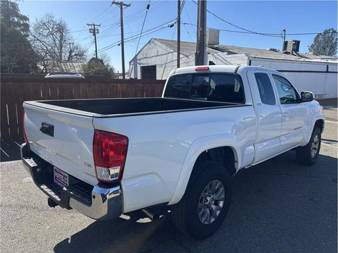 Used 2017 Toyota Tacoma SR5 image 6