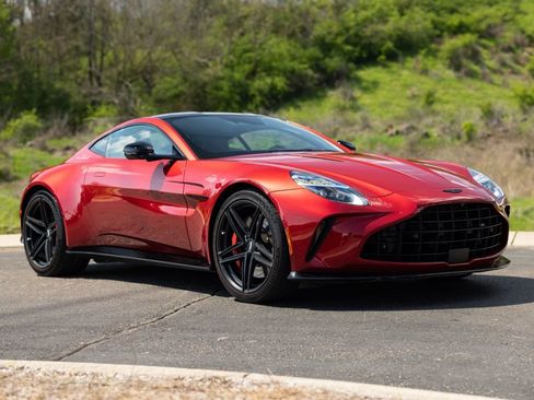 Used 2025 Aston Martin V8 Vantage Coupe RWD image 9
