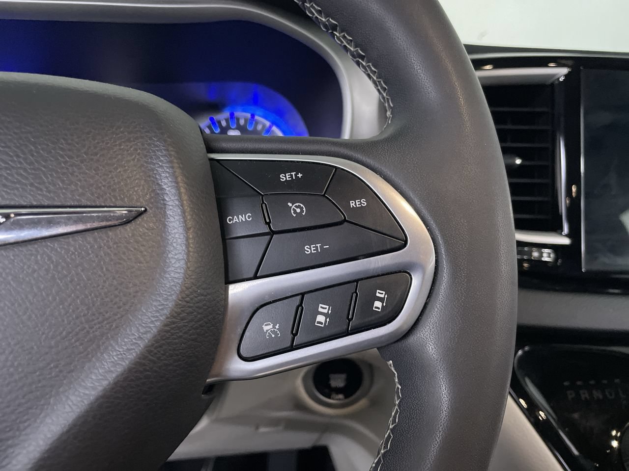 Used 2023 Chrysler Pacifica Touring-L FWD image 27