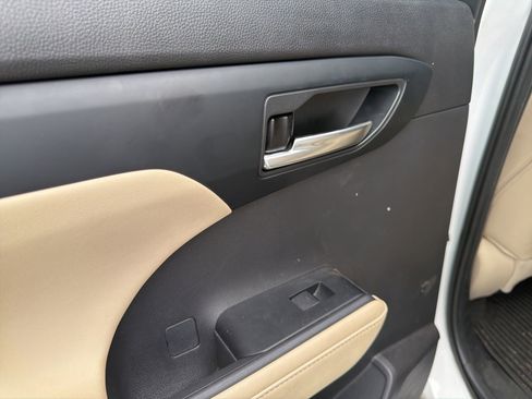 Used 2024 Toyota Highlander XLE FWD image 26