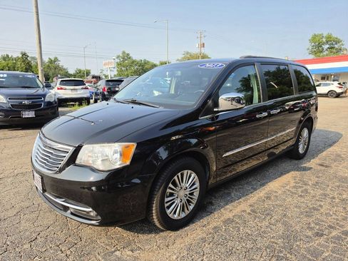 Used 2013 Chrysler Town & Country Touring-L w/ Entertainment Group #2 FWD image 2