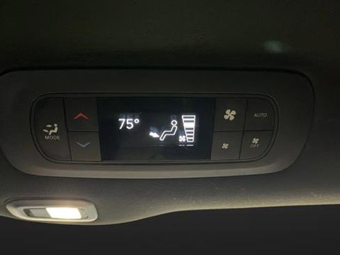 Used 2025 Chrysler Pacifica Limited image 26