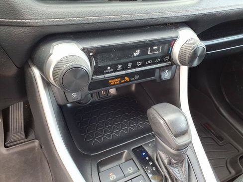 Used 2021 Toyota RAV4 LE AWD/4WD image 33