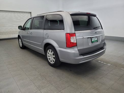 Used 2016 Chrysler Town & Country Touring image 5