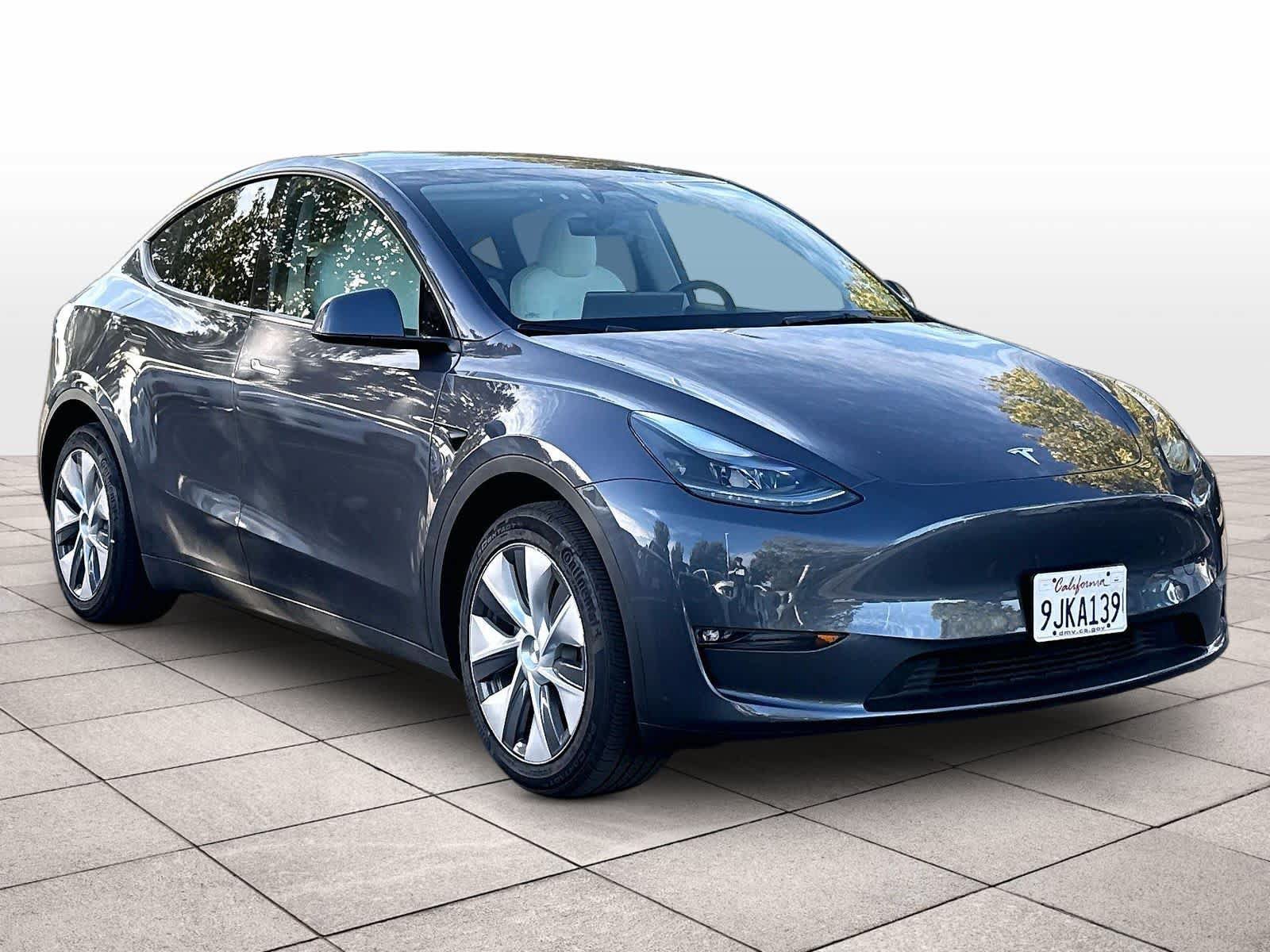 Used 2023 Tesla Model Y AWD image 3