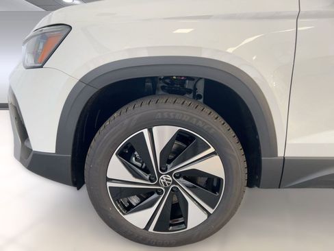 New 2026 Volkswagen Taos SE image 12